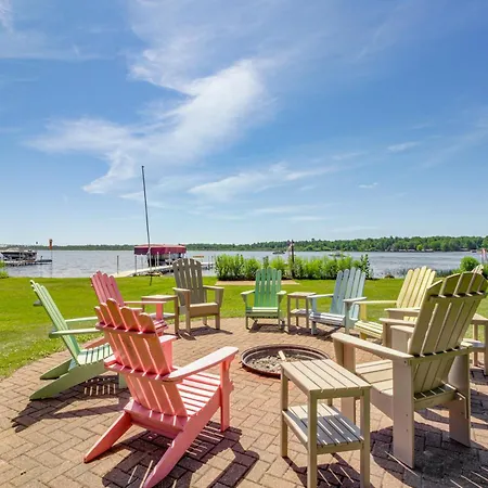 Large Home On Lake Edward With Deck And Fire Pit!
